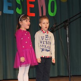 Nika Količ in Žiga Vraničar sta zapela pesem Čebelar.