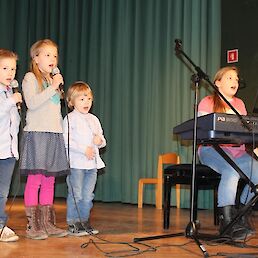 Tilen Išpanov je nastopil s sestricama Lano in Leo ter bratcem Timonom. Zapeli in zaigrali so nam pesem Zvezdica.