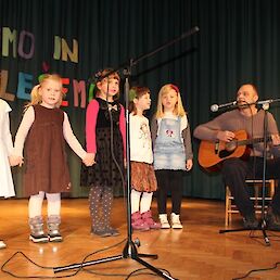 Prijateljice Glorija, Neja, Ajda, Iva in še Ajda so skupaj zapele pesem Snežinke.