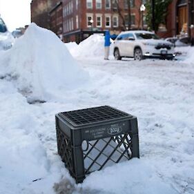 Šokirana stanovalka: ''Sneg je ponoči padal le na naš blok!''