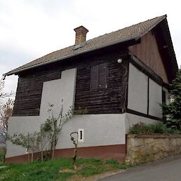 Dajčmanova hiša »na Frkiču« v Stražnjem Vrhu, kjer je v času svojih obiskov v rojstni vasi stanovala in ustvarjala Josefine Kreuzer. (Foto: Anita Matkovič)