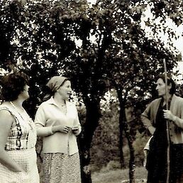 Josefine Kreuzer s sestričnama Rezko Mušič in Frido Vrščaj v pogovoru z domačinko. (Vir: Dare Mušič)