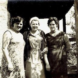 Josefine Kreuzer s sestričnama Frido in Rezko pred Dajčmanovo hišo. (Vir: Dare Mušič)
