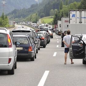 Kolegi s Prage poročajo o kolonah in cestnih zastojih