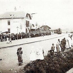 Prihod prvega vlaka 25. maja 1914 na metliško železniško postajo