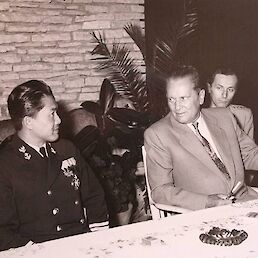 Boris Anton Weissa (sedi desno za Titom) leta 1961 na otoku Vangi prevaja Josipu Brozu Titu