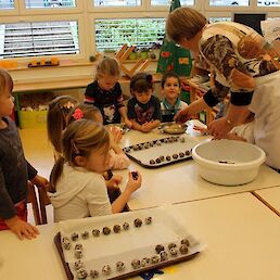 Pri Zvezdicah je gospa Marija Škof z otroki pripravljala sladke kroglice