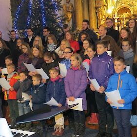 Božični koncert Mlajšega mešanega in otroškega zbora Župnije Semič
