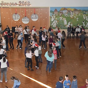 Devetošolci so organizirali novoletni ples
