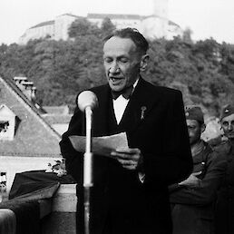 Oton Župančič med govorom na balkonu Univerze v Ljubljani, 10. maja 1945