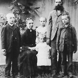 Župančičeva družina v Dragatušu. Od leve proti desni: sin Oton, mati Ana, hči Mimica, pred njo sosedova Stazika, oče Franc in sin Otokar.