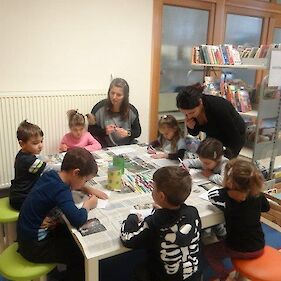Otroci iz Vrtca Metlika na obisku v knjižnici