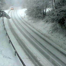 Sneg že povzroča težave na cestah