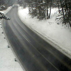V Beli krajini sneži, kako je s cestami?