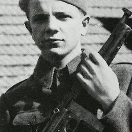 Anton Stipanič z brzostrelko "Thompson" ob koncu leta 1944