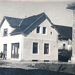 Hiša družine Šimec v Črnomlju okoli leta 1938. Hiša je bila porušena, sedaj je tu zgradba pošte. Desno je stavba sokolskega doma v gradnji.