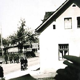 Hiša družine Šimec v Črnomlju med italijansko okupacijo. Na ulici so vidni štirje italijanski vojaki.