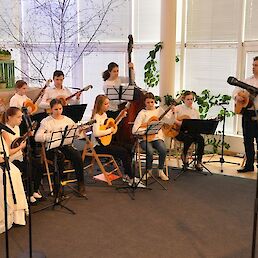 Tamburaški orkester Glasbene šole Črnomelj pod vodstvom Antona Grahka
