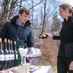 Katja Šuklje je nasledila očeta v kleti in vinogradih, Matija pa skrbi za prodajo vina in vodi vinoteko v Ljubljani. Seveda pomaga tudi pri vinogradniških opravilih.