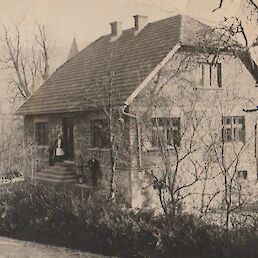 Hiša Nežke Kobetič, roj. Movrin v Zagozdacu, ki so jo požgali Italijani med drugo svetovno vojno.