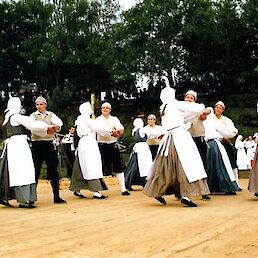 Ples gostujoče folklorne skupine na Jurjevanju leta 1999 (Arhiv fotografij JSKD, Območna izpostava Črnomelj).