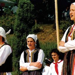 Metliška folklorna skupina Ivan Navratil na Jurjevanju leta 1999 (Arhiv fotografij JSKD, Območna izpostava Črnomelj).