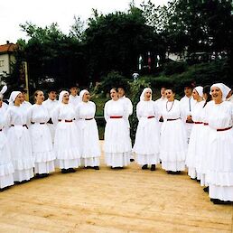 Folklorna skupina Dragatuš na Jurjevanju leta 1999 (Arhiv fotografij JSKD, Območna izpostava Črnomelj).