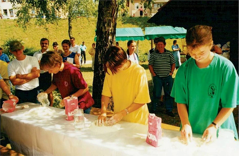 Ekipa, ki se je pomerila v pripravi kruha leta 2000 (Arhiv fotografij JSKD, Območna izpostava Črnomelj).