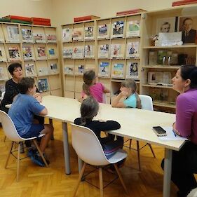 Otroci iz Romskega centra na obisku v knjižnici