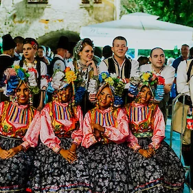 Perujski zvoki inkovske civilizacije, pozibavanje v indijskih ritmih in belokranjska folklorna tradicija na 55. Jurjevanju v Beli krajini!