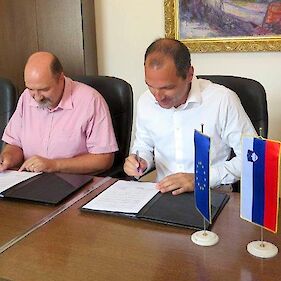 Podpis pogodbe za Obnovo vodovoda in rekonstrukcijo lokalne ceste Grm - Geršiči