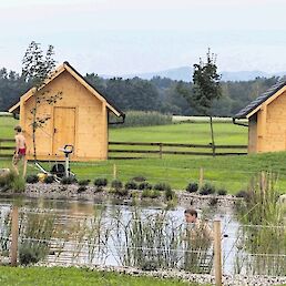 V Beli krajini je trenutno šest ponudnikov luksuznega kampiranja, tudi v Krasincu (na fotografiji), kjer je ob naravnem bazenu na voljo sedem hišk in trije šotori.