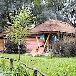 V kampu Podzemelj so s sezono kljub slabemu vremenu zadovoljni, še posebej priljubljene so s slamo krite keltske hiške za dva (na sliki).