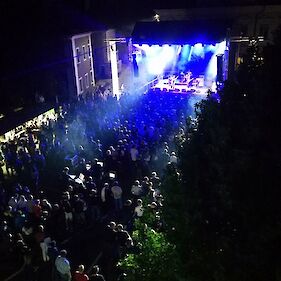 1200 obiskovalcev na Trgu svobode v Črnomlju pozdravilo začetek festivala