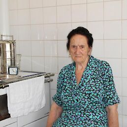 ”Po lestencu je voda tekla, kot da bi odprla pipo,” se spominja 88-letna Jožefa Pečjak