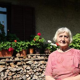 »Vsej vasi sem dolžna, pa sorodnikom in ljudem po Sloveniji,« pravi Marija Matko, skorajda 82-letna gospa, ki ji je toča sesula štiri strehe