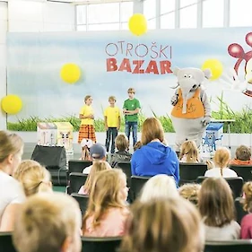 Učenke lutkovnega krožka na 13. otroškem bazarju v Ljubljani
