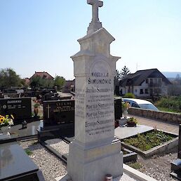 Nagrobnik sorodnikov, družine Šimunović, na viniškem pokopališču, kjer je pokopana tudi Marica.