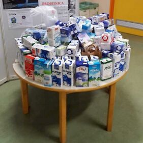 Drobtinica - zbiralna akcija mleka na OŠ Mirana Jarca