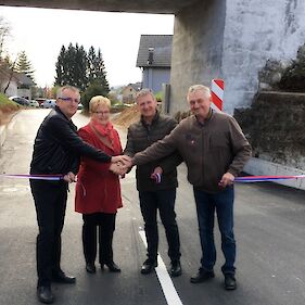 Poglobljena lokalna cesta pod mostom železnice na Belokranjski cesti tudi uradno odprta