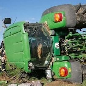 Poškodovana voznica traktorja