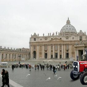 Šarec bi šel s traktorjem v Vatikan: ''A grem lahko s prikolico, ker bom mularijo s sabo pelou?''