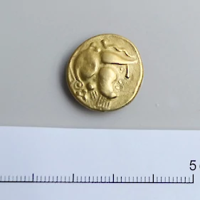Arheologi na Pezdirčevi njivi naleteli na dragocen in redek zlatnik