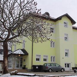 V stari podružnični šoli v Adlešičih imajo zaradi vozačev z matične šole v Črnomlju dvakrat več učencev kot sicer.