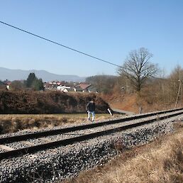 Ostanek nasipa nedograjene železnice Črnomelj – Vinica – Vrbovsko. Takoj za železniškim nadvozom na začetku Črnomlja z metliške smeri.