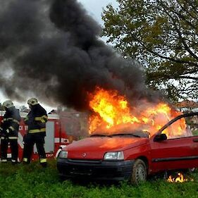 Zagorelo je parkirano vozilo