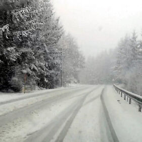 Sneg se ponekod oprijemlje cestišča