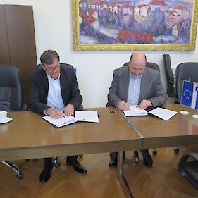 Podpis gradbene pogodbe za izgradnjo nove povezovalne ceste pri OŠ Metlika