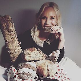 Spoznaj divjo žensko Polono Klančnik, ki peče najbolj divji kruh