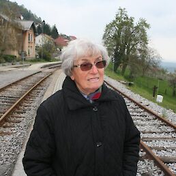 Marija Pečavar na železniški postaji v Semiču, 13. april 2019
